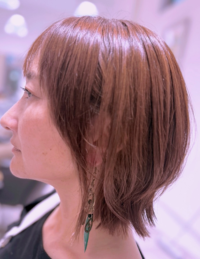 40代 暖色ブラウン 外はね 伸ばしかけボブ サイドスタイル