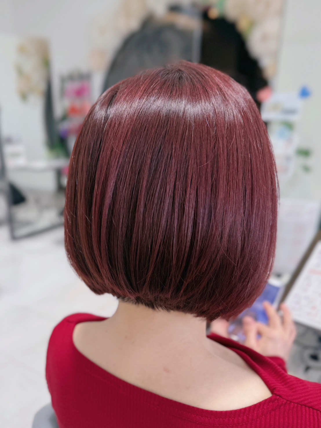 ボルドーカラー ブリーチなし 艶ボブ 後ろ姿 襟足すっきり
